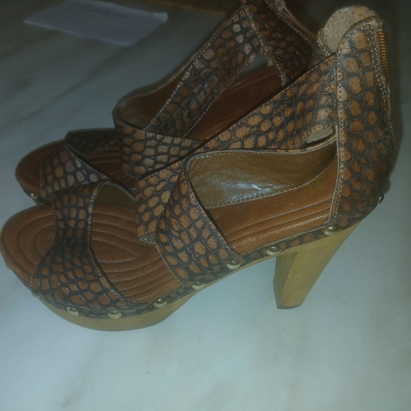 Isola Brown Studded Sandals Size 7. - Picture 4 of 7